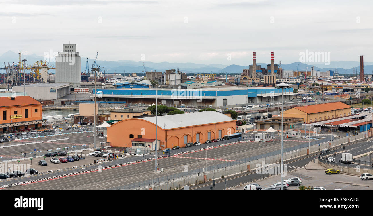 LIVORNO, Italia - Luglio 11, 2019: vista sul carico industriale terminale di porta. Porto di Livorno è uno dei più grandi porti marittimi italiani e uno dei grandi Foto Stock