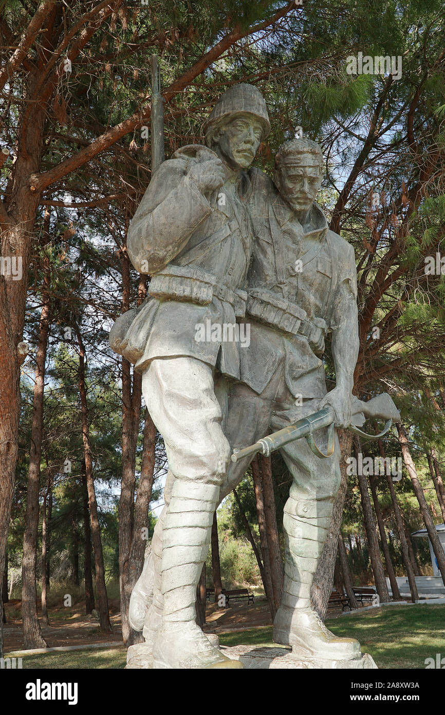 Statua in Canakkale memoriale dei martiri, un soldato Turco che trasportano feriti Anzac soldato. Foto Stock