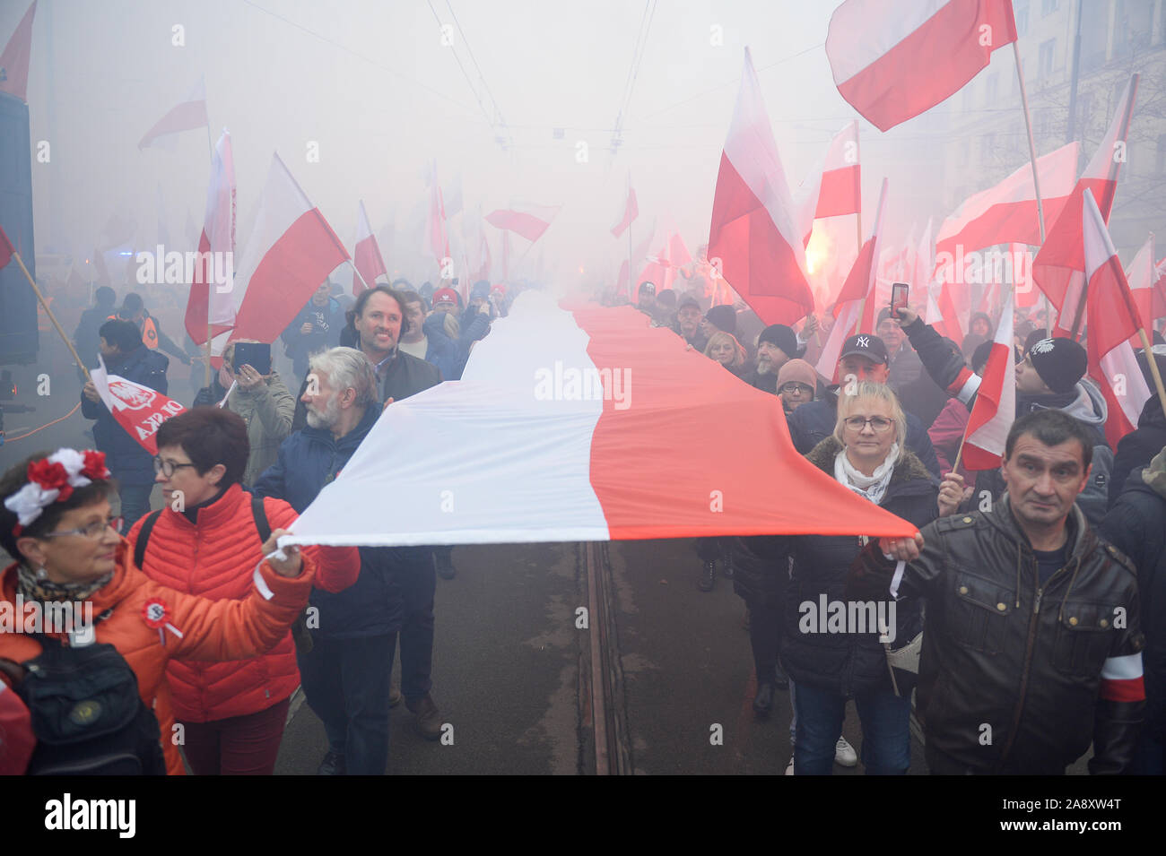 Varsavia, Polonia. Xi Nov, 2019. Persone tengono bandiere polacche durante l'indipendenza marzo del 101st anniversario della Polonia di indipendenza in Varsavia. Credito: SOPA Immagini limitata/Alamy Live News Foto Stock