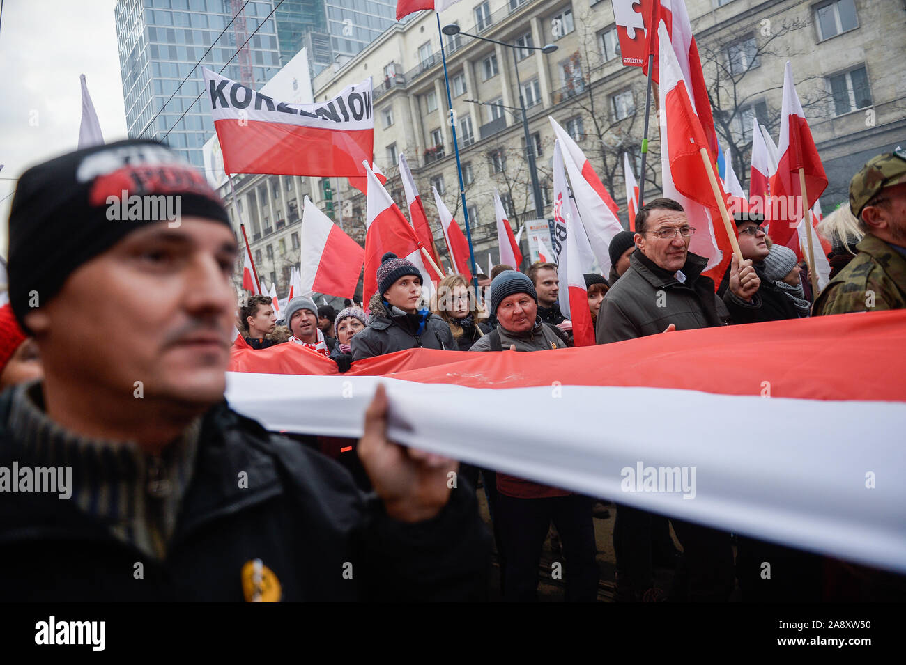 Varsavia, Polonia. Xi Nov, 2019. Persone tengono bandiere polacche durante l'indipendenza marzo del 101st anniversario della Polonia di indipendenza in Varsavia. Credito: SOPA Immagini limitata/Alamy Live News Foto Stock