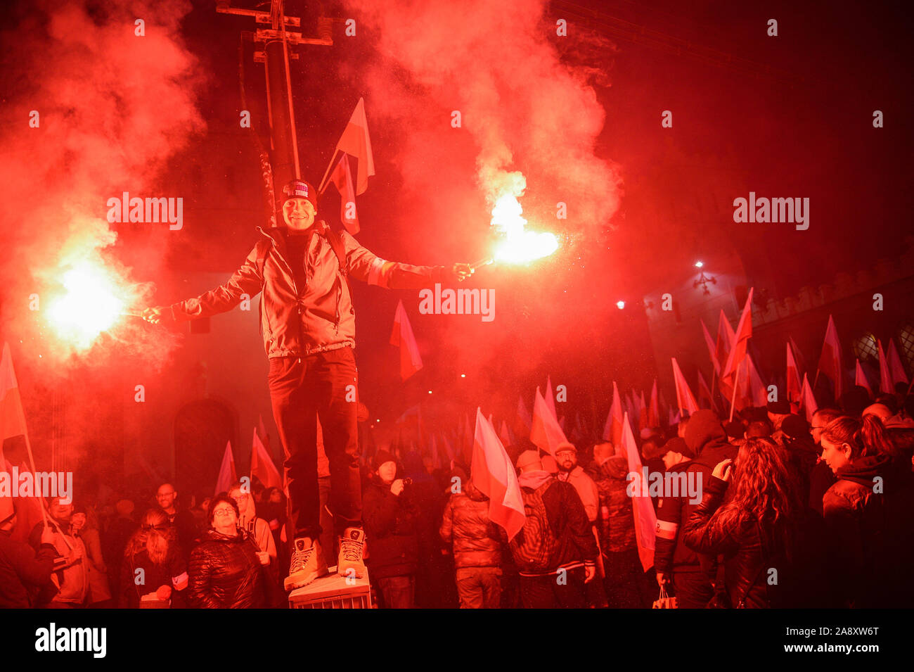 Varsavia, Polonia. Xi Nov, 2019. Un uomo possiede razzi di segnalazione durante l'indipendenza marzo del 101st anniversario della Polonia di indipendenza in Varsavia. Credito: SOPA Immagini limitata/Alamy Live News Foto Stock