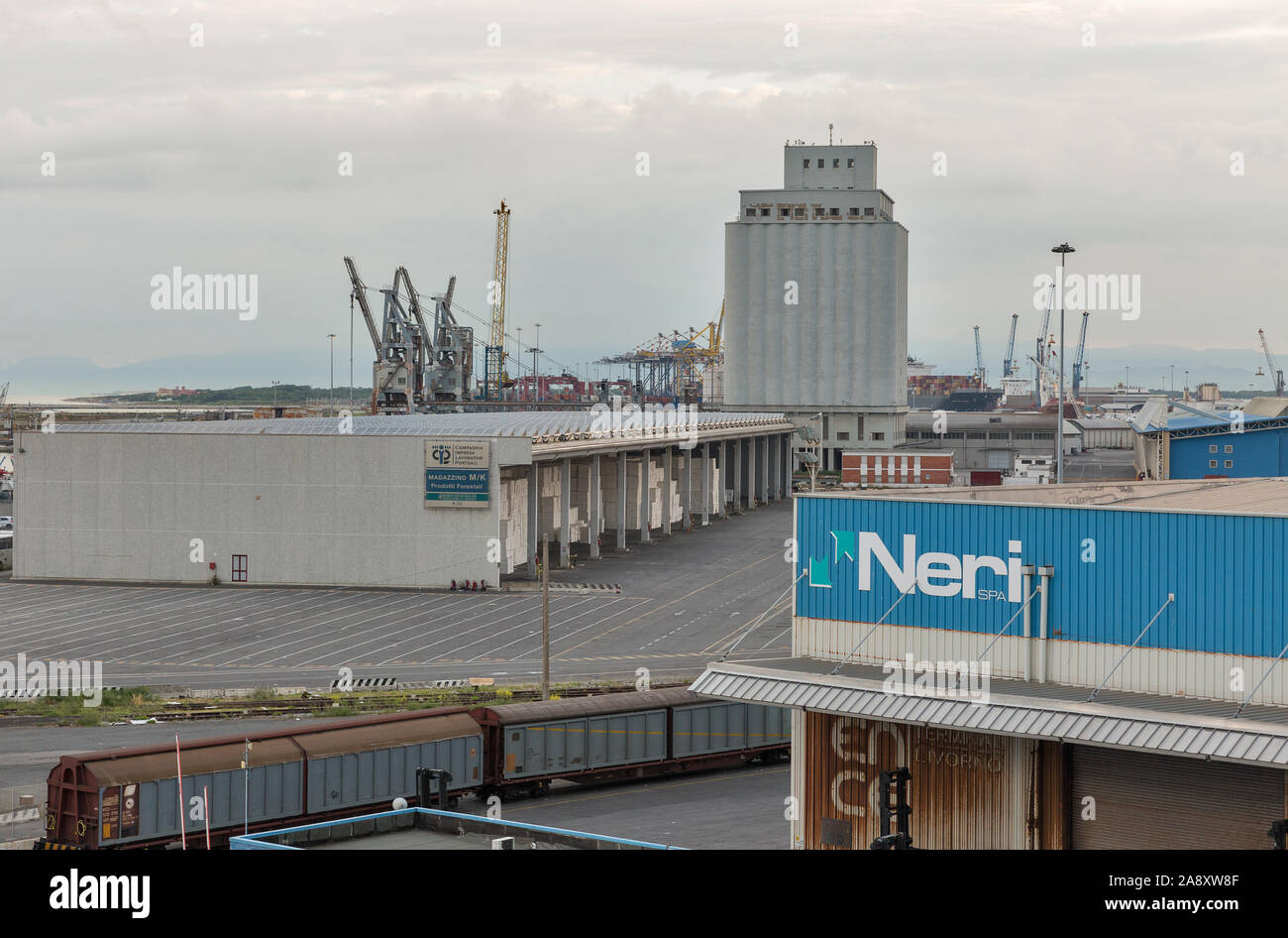LIVORNO, Italia - Luglio 12, 2019: porta di carico con le gru o i depositi all'alba. Livorno è una città portuale sul Mar Ligure sulla costa occidentale di Tusc Foto Stock