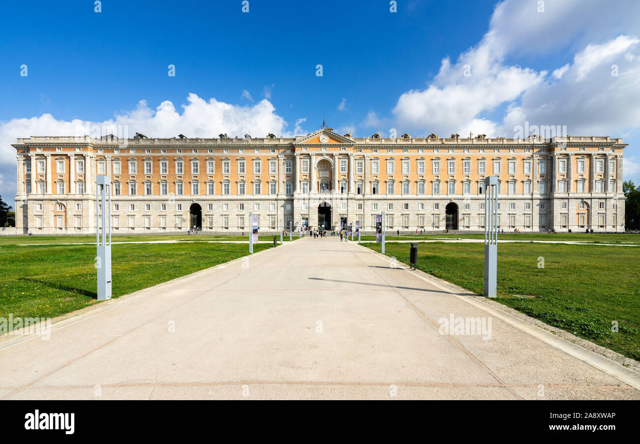 Esterno del Palazzo Reale di Caserta, progettato dall'architetto Luigi Vanvitelli e sito Patrimonio Mondiale dell'Unesco, Italia Foto Stock