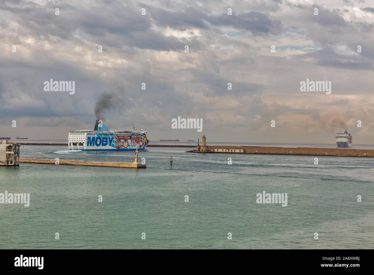 LIVORNO, Italia - Luglio 12, 2019: Moby Lines Aki nave traghetto lascia la porta all'alba. Azienda italiana Moby Lines è noto per l'utilizzo di Warner Bros Looney Tunes Foto Stock