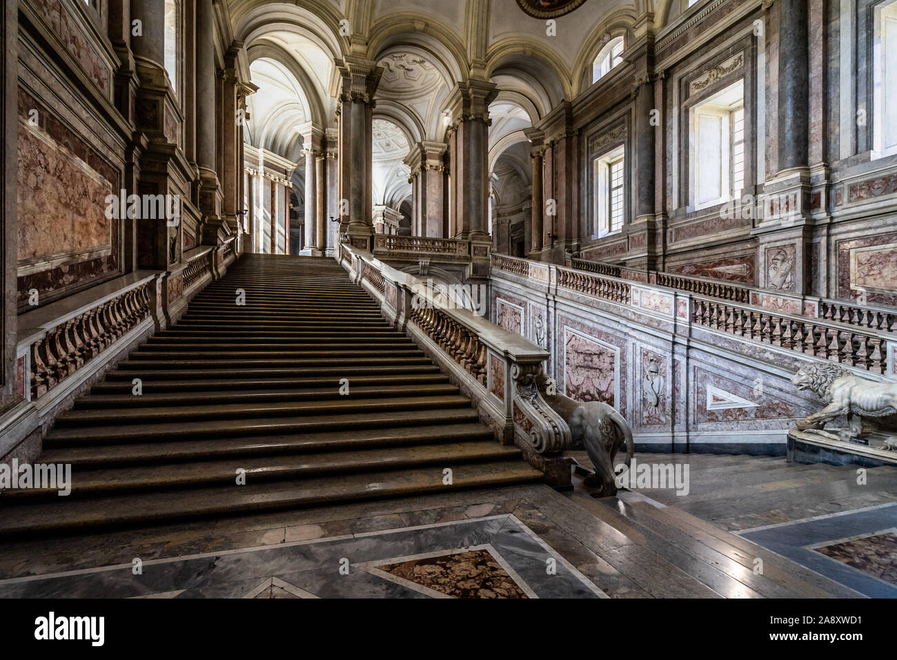 La scalinata del Palazzo Reale di Caserta dal Vanvitelli è la perfetta sintesi di arte barocca e di stile neoclassico. Caserta, Italia, Ottobre 2019 Foto Stock