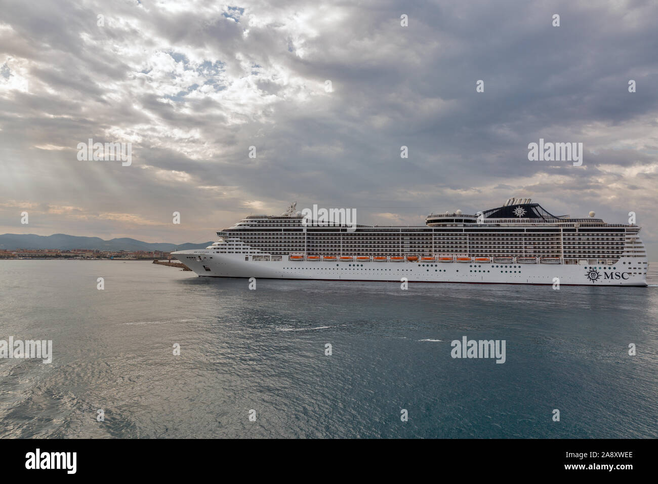 LIVORNO, Italia - Luglio 12, 2019: lussuosa nave da crociera MSC Fantasia vela in mare con enormi nuvole. Mediterranean Shipping Company S.A. (MSC) è Foto Stock