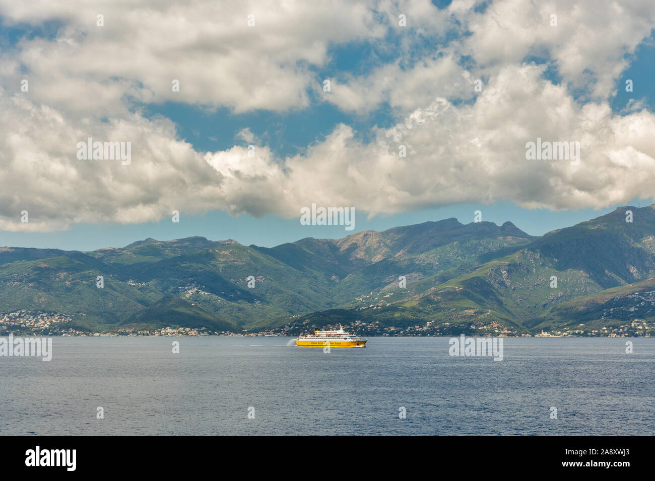 La CORSICA, Francia - Luglio 12, 2019: Corsica Ferries - Sardinia Ferries nave a vela in mare con enormi nuvole. Si tratta di una compagnia di traghetti che opera Foto Stock