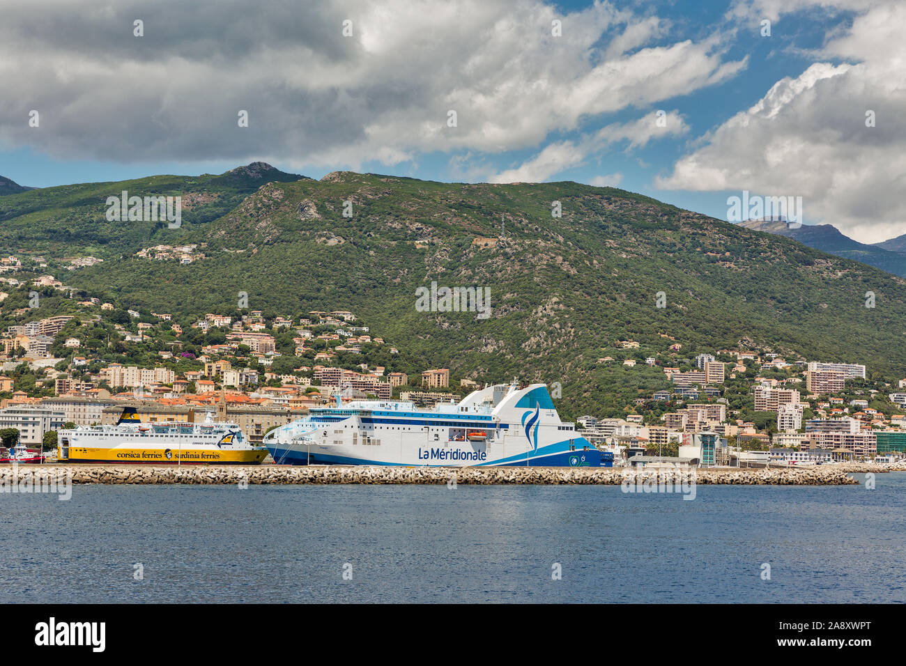 BASTIA, Corsica, Francia - Luglio 12, 2019: vista mare del porto di Bastia cityscape con ormeggiati Piana La Meridionale e Sarona Corsica Ferries - Sardegna Foto Stock