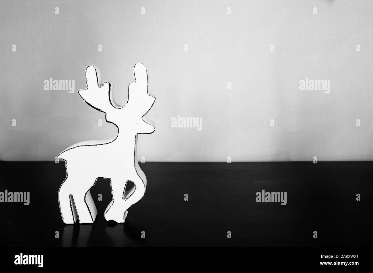 Legno bianco natale decorazione di cervo in bianco e nero Foto Stock