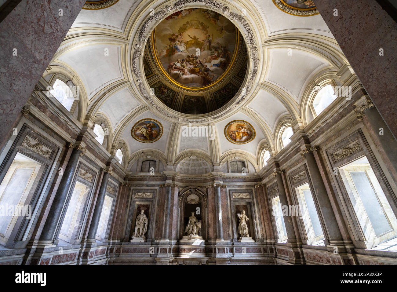 Soffitto decorato e statue di Scalone d'onore del Palazzo Reale di Caserta, Sito Patrimonio Mondiale dell'UNESCO. Caserta, Italia, Ottobre 2019 Foto Stock