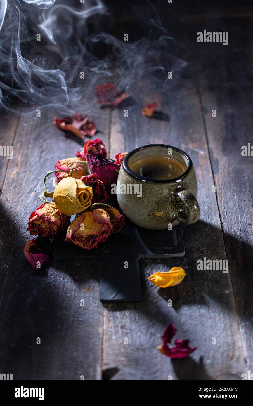 Caffè in fumo e vintage rose essiccato bellissima Cibo e bevande Foto Stock