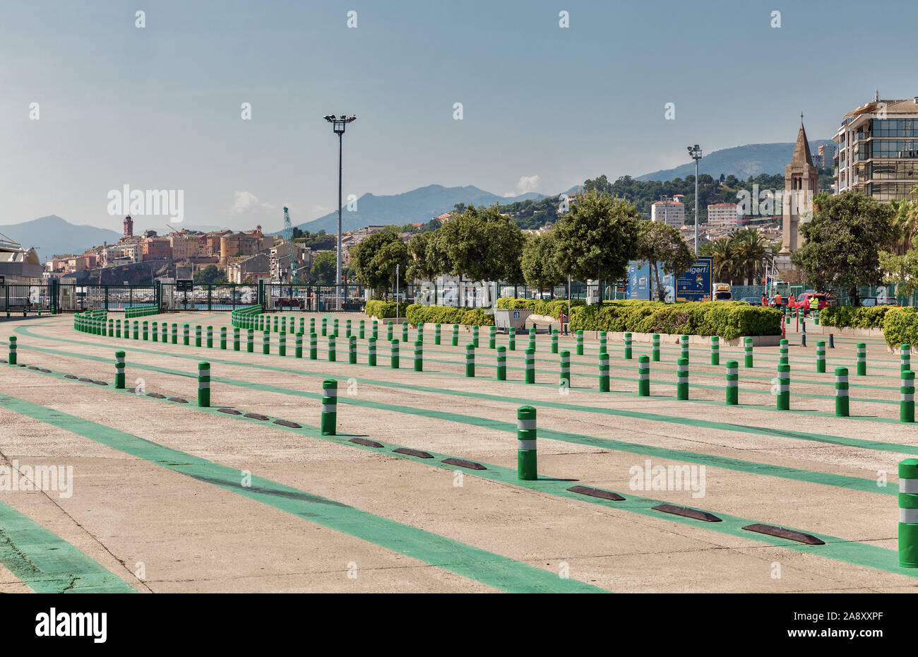 BASTIA, Corsica, Francia - Luglio 23, 2019: Traghetto entrata con la segnaletica stradale per il caricamento dei veicoli. Il porto di Bastia è il più trafficato porto francese su Foto Stock