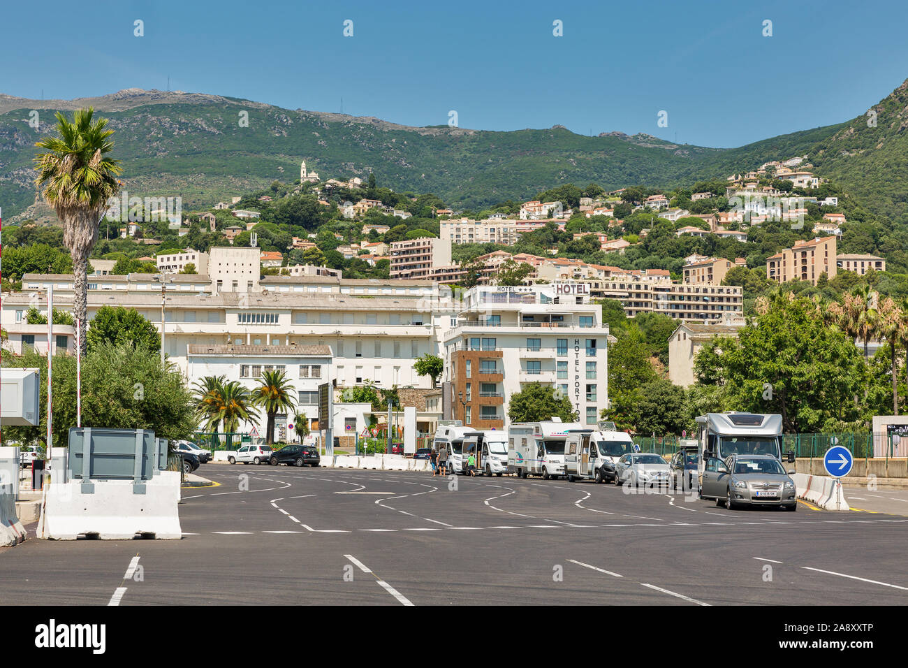BASTIA, Corsica, Francia - Luglio 23, 2019: automobili in attesa di imbarcarsi in Corsica traghetto in partenza da Bastia a Livorno in Italia. Il porto di Bastia è il Foto Stock