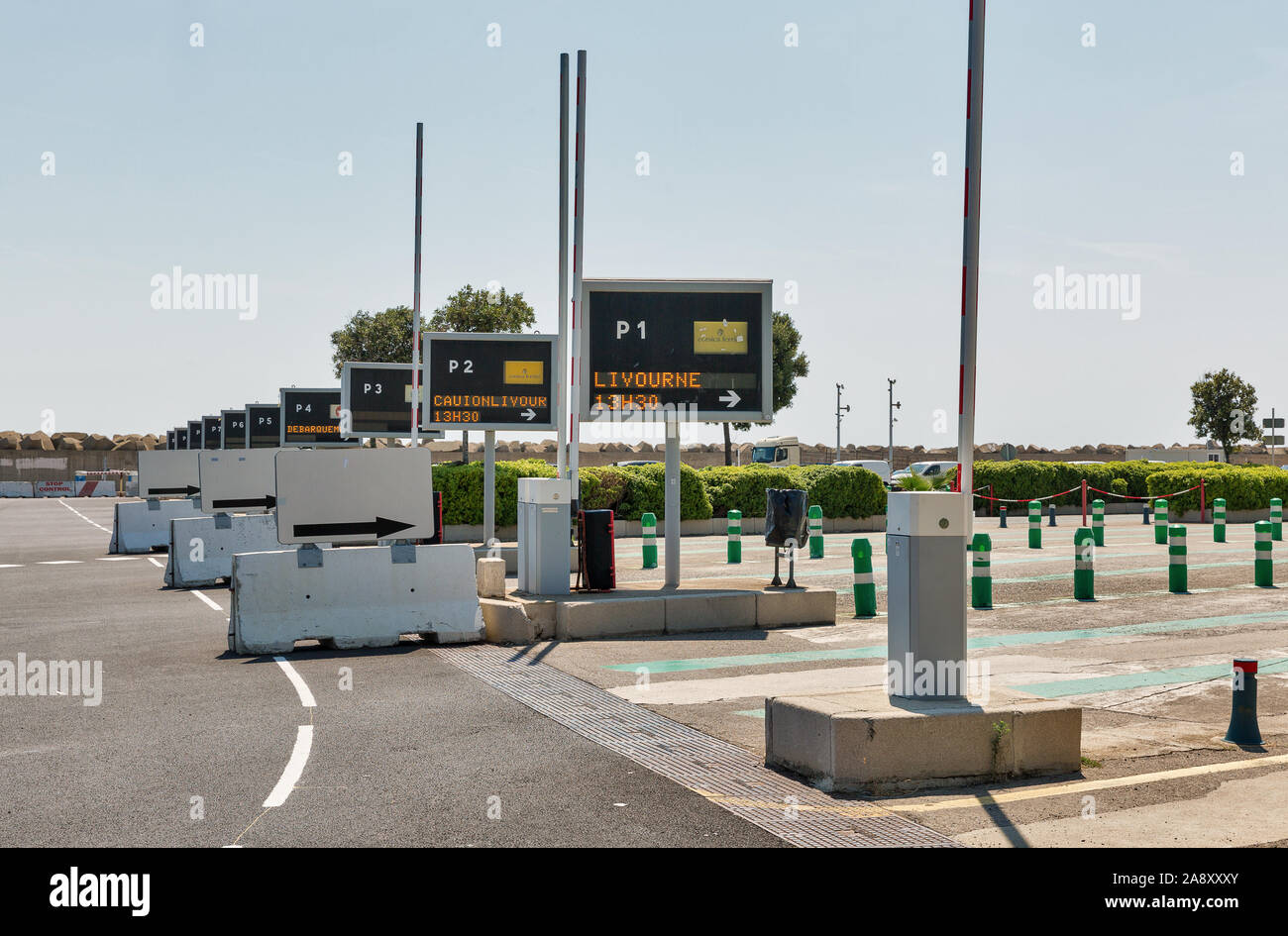 BASTIA, Corsica, Francia - Luglio 23, 2019: Traghetto entrata con la segnaletica stradale per il caricamento dei veicoli. Il porto di Bastia è il più trafficato porto francese su Foto Stock