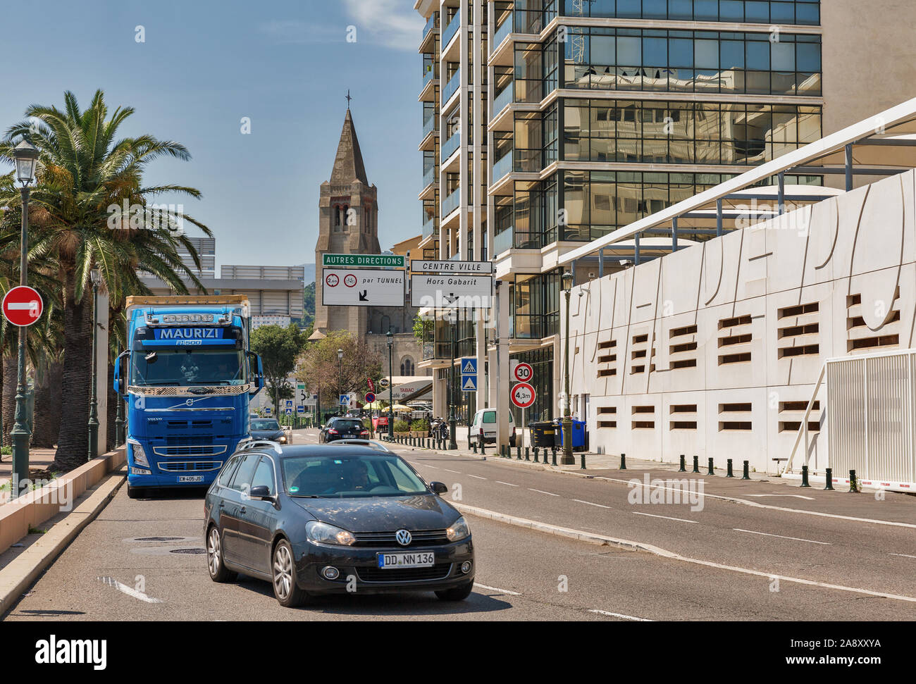 BASTIA, Corsica, Francia - Luglio 23, 2019: Pascal Lota avenue con la Chiesa Cattolica e il Palazzo del Mare di Corsica Ferries biglietteria. Bastia è t Foto Stock