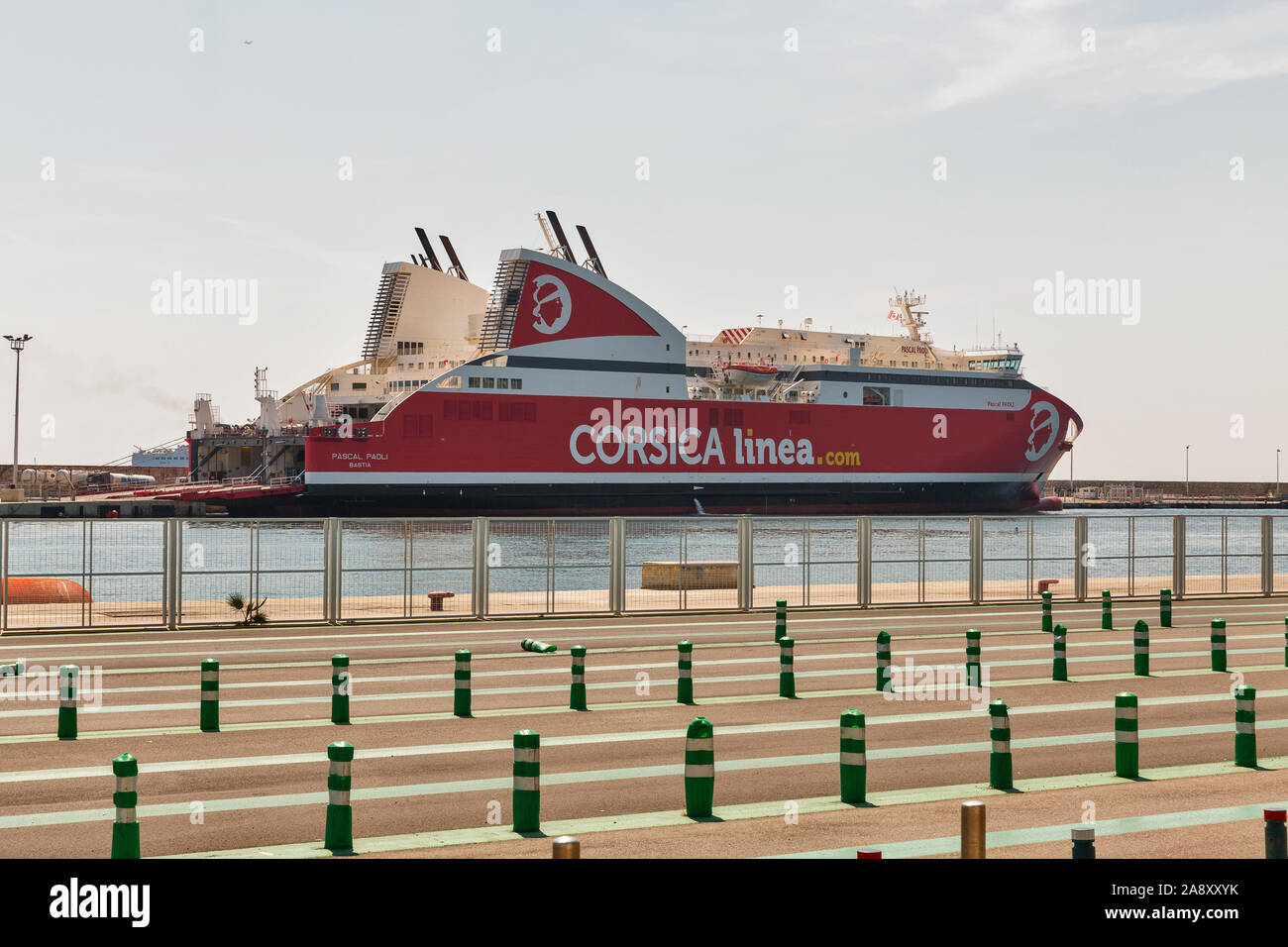 BASTIA, Corsica, Francia - Luglio 23, 2019: Pascal Paoli linee corse ferry nave ormeggiata in porto con la segnaletica stradale per il caricamento dei veicoli. Porto di Bastia i Foto Stock
