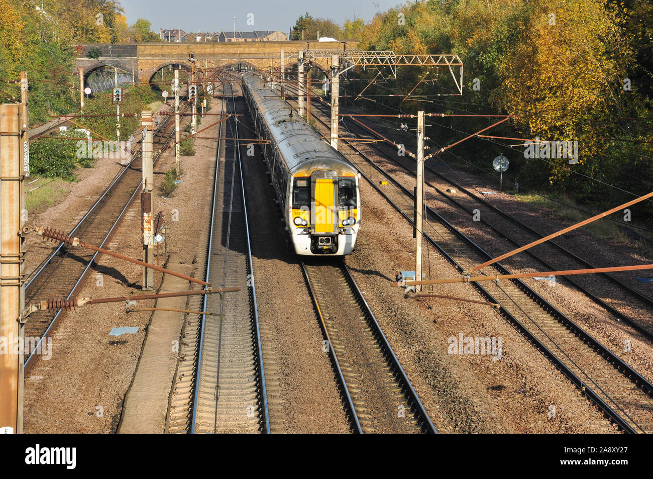 Classe 387 UEM in direzione sud in Finsbury Park, Londra, Inghilterra, Regno Unito Foto Stock