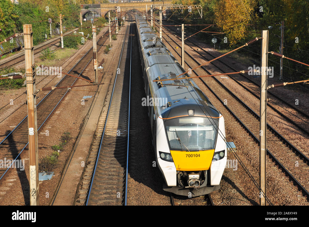 Classe 700 teste EMU a sud sulla up-linea veloce in Finsbury Park, Londra, Inghilterra, Regno Unito Foto Stock