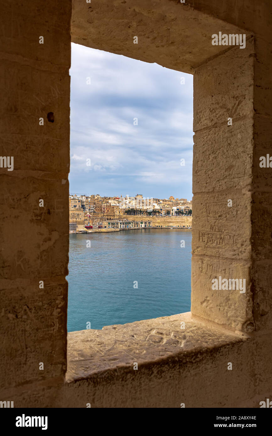 Vista la Valletta dalla finestra di lookout post di Senglea, Malta Foto Stock