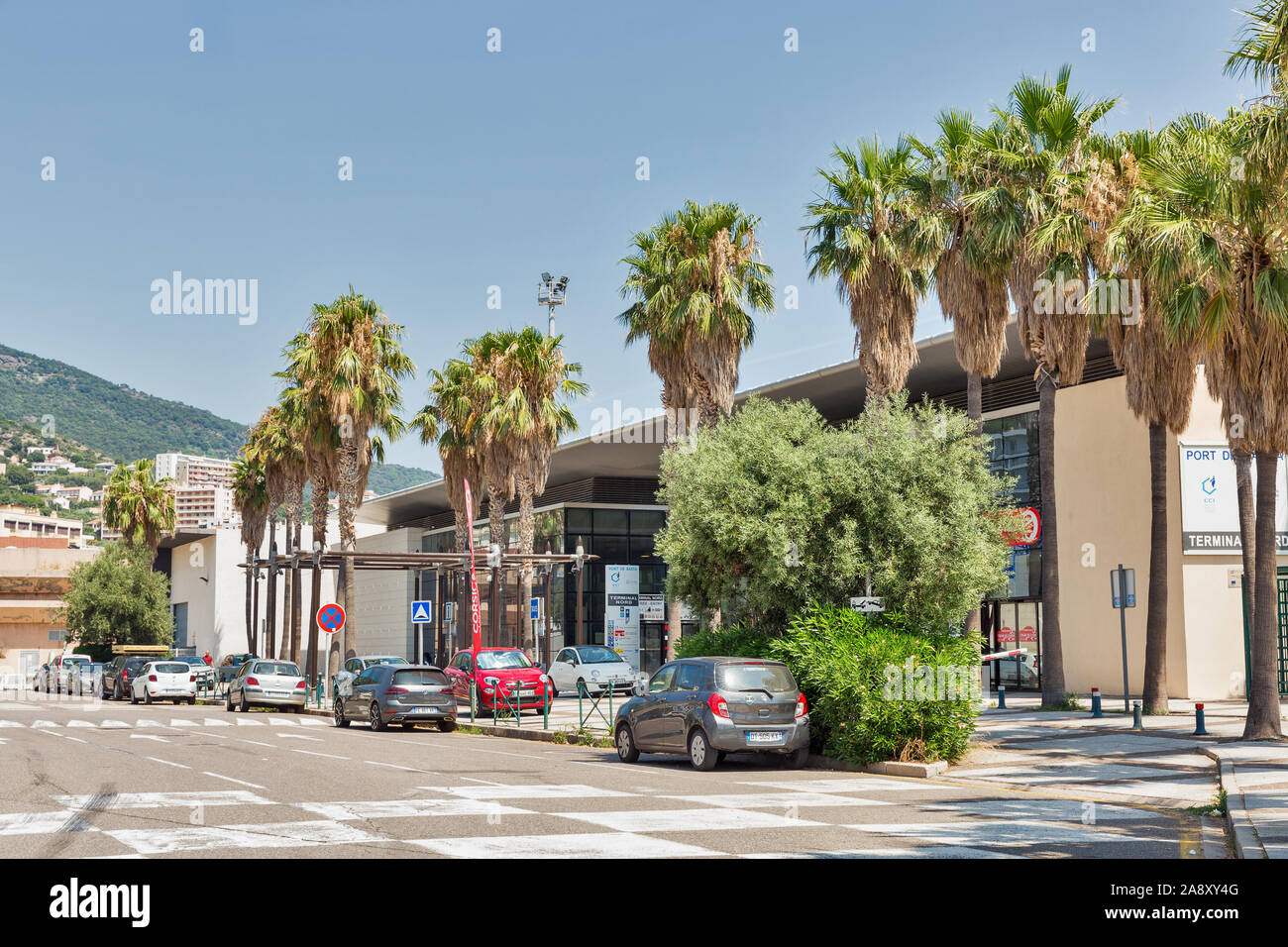 BASTIA, Corsica, Francia - Luglio 23, 2019: auto parcheggiata di fronte porta passeggero, il terminal ingresso Nord. Il porto di Bastia è il più trafficato Fr Foto Stock