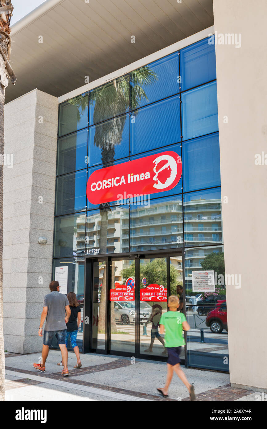 BASTIA, Corsica, Francia - Luglio 23, 2019: visitare la gente porta passeggero, il terminal ingresso nord. Il porto di Bastia è il più trafficato porto francese o Foto Stock
