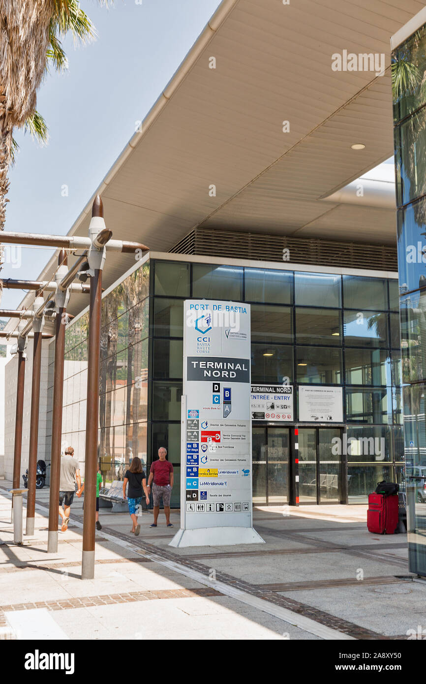 BASTIA, Corsica, Francia - Luglio 23, 2019: visitare la gente porta passeggero, il terminal ingresso nord. Il porto di Bastia è il più trafficato porto francese o Foto Stock