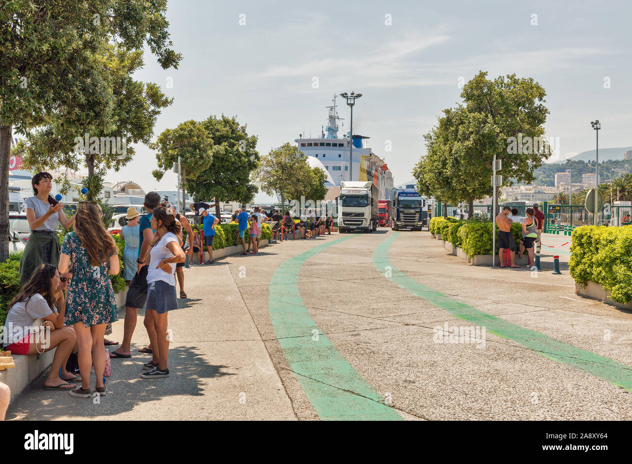 BASTIA, Corsica, Francia - Luglio 23, 2019: la gente in attesa di imbarco in Corsica traghetto in partenza da Bastia a Livorno in Italia. Il porto di Bastia è t Foto Stock