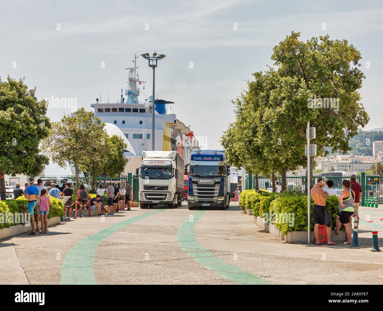 BASTIA, Corsica, Francia - Luglio 23, 2019: la gente in attesa di imbarco in Corsica traghetto in partenza da Bastia a Livorno in Italia. Il porto di Bastia è t Foto Stock