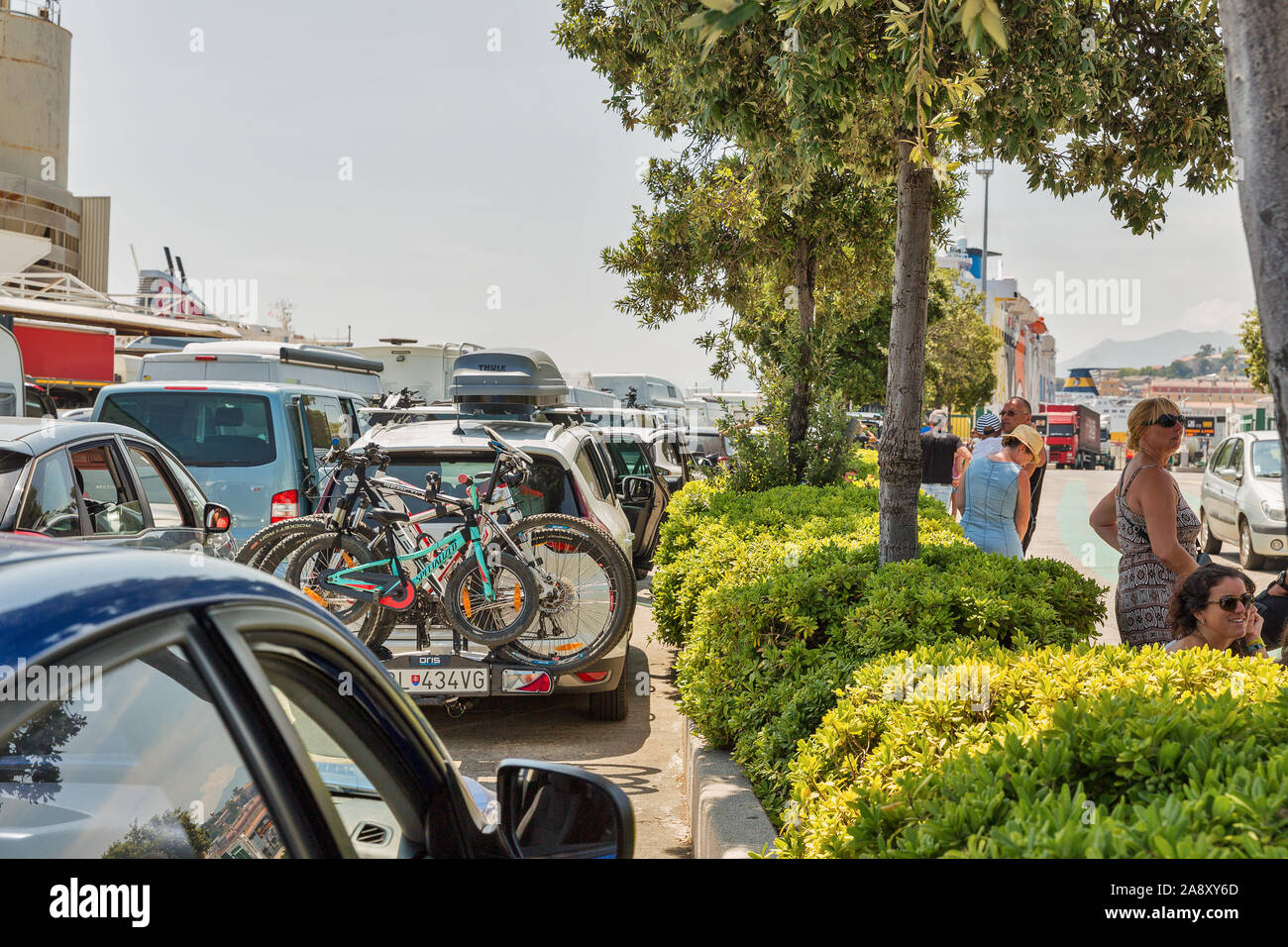 BASTIA, Corsica, Francia - Luglio 23, 2019: automobili in attesa di imbarcarsi in Corsica traghetto in partenza da Bastia a Livorno in Italia. Il porto di Bastia è il Foto Stock