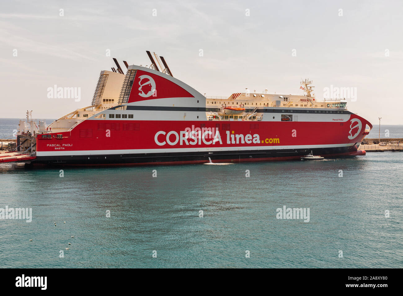 BASTIA, Corsica, Francia - Luglio 23, 2019: Pascal Paoli Corsica linee nave traghetto ormeggiate e carico nel porto. Il porto di Bastia è il più trafficato po francese Foto Stock