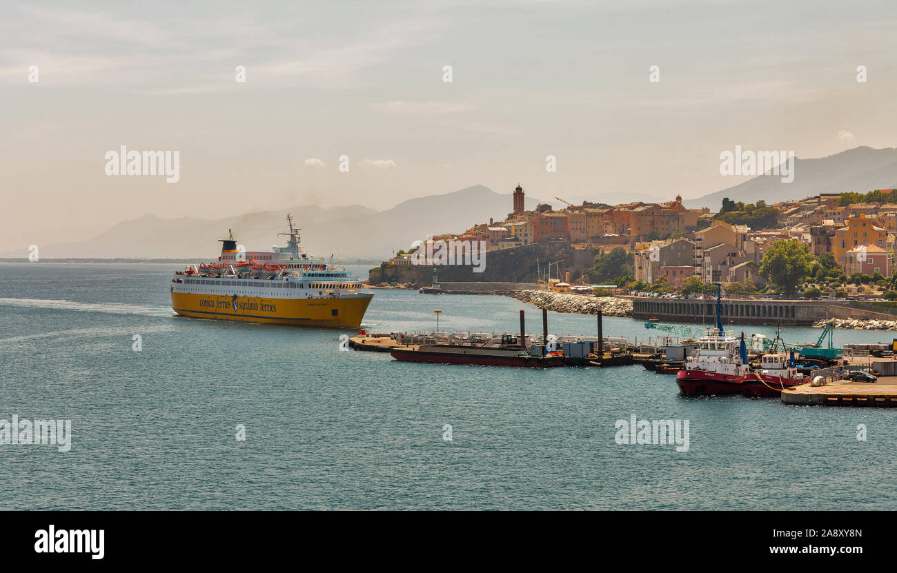 BASTIA, Corsica, Francia - Luglio 23, 2019: vista mare del paesaggio urbano con la Corsica Victoria da Corsica Ferries Sardinia Ferries la nave entra in porto. Bastia Foto Stock