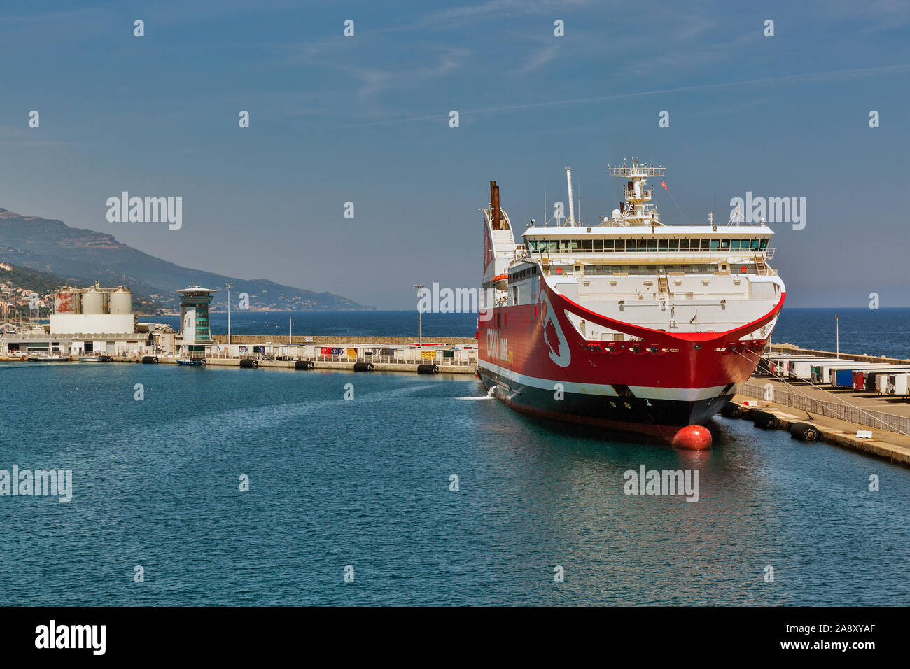 BASTIA, Corsica, Francia - Luglio 23, 2019: Pascal Paoli Corsica linee nave traghetto ormeggiate e carico nel porto. Il porto di Bastia è il più trafficato po francese Foto Stock
