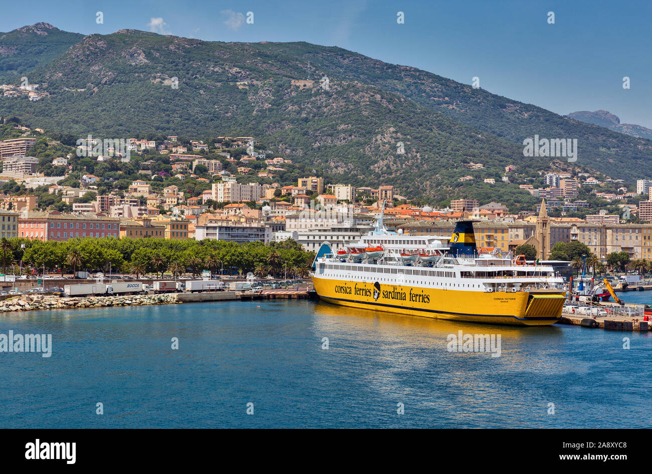 BASTIA, Corsica, Francia - Luglio 23, 2019: Cityscape con porta passeggero e ormeggiato Corsica Viktoria nave traghetto da Corsica Ferries Sardinia Ferries. Bas Foto Stock