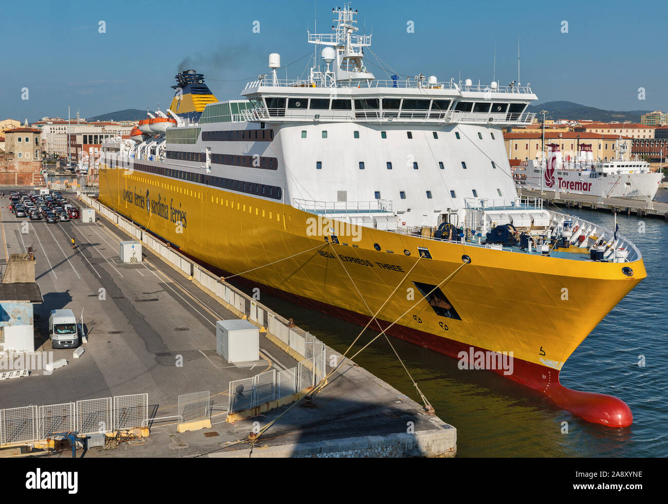 LIVORNO, Italia - Luglio 23, 2019: Mega Express tre navi traghetto per Corsica Ferries - Sardinia Ferries ormeggiata in porto. Si tratta di una compagnia di traghetti che operat Foto Stock