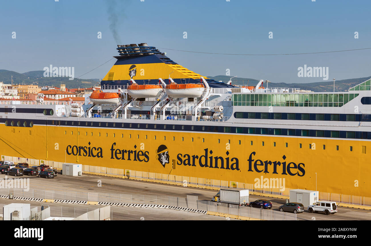LIVORNO, Italia - Luglio 23, 2019: Mega Express tre navi traghetto per Corsica Ferries - Sardinia Ferries ormeggiata in porto. Si tratta di una compagnia di traghetti che operat Foto Stock