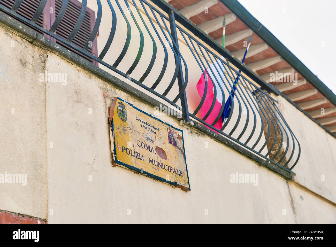 MONTOPOLI IN VAL D'Arno, Italia - Luglio 24, 2019: la polizia municipale vecchia piastra ceramica. Si tratta di un comune in provincia di Pisa nella regione italiana Foto Stock