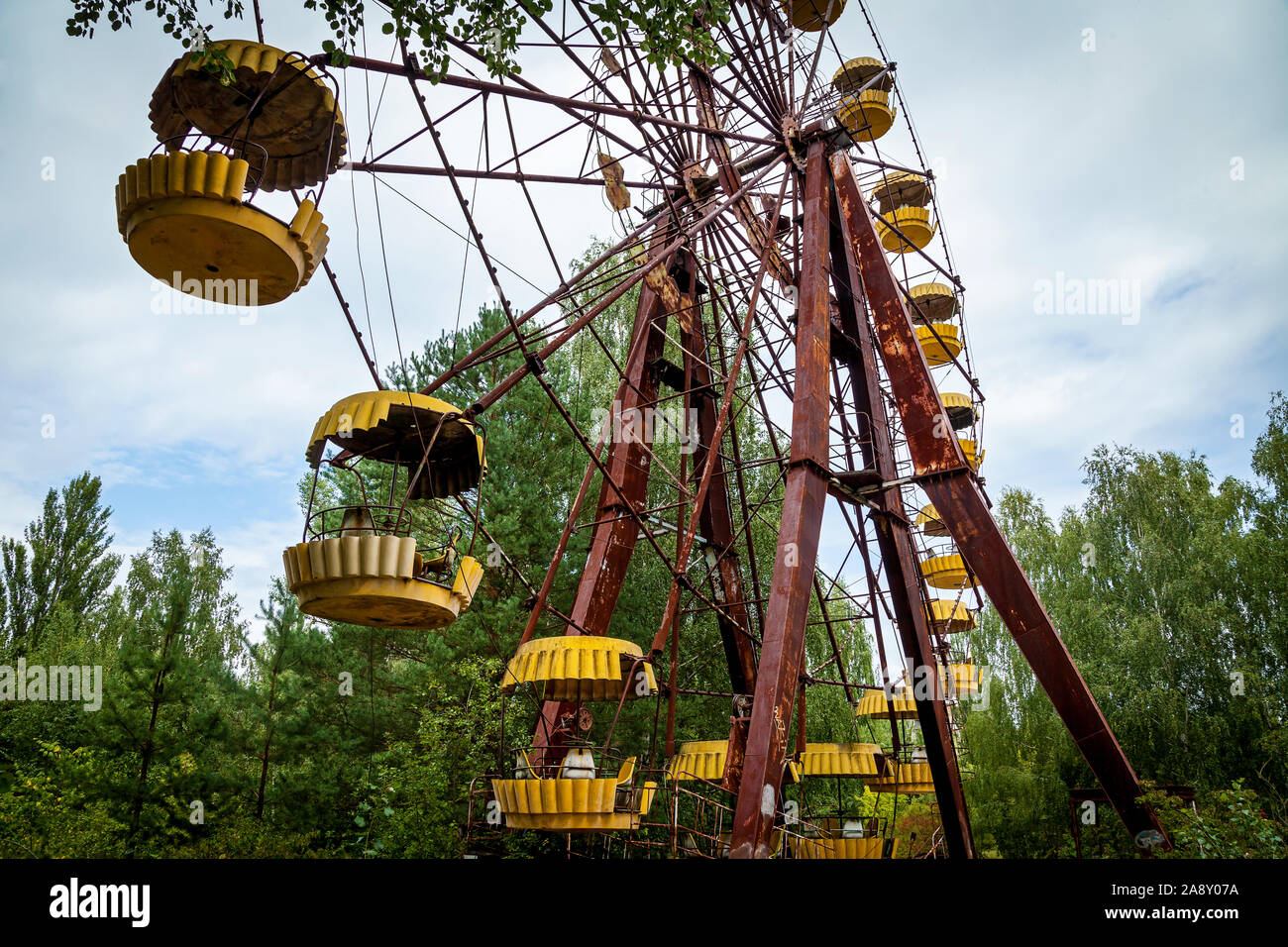 Abbandonata la ruota panoramica nel parco di divertimenti di Pripjat. Centrale nucleare di Cernobyl la zona di alienazione Foto Stock