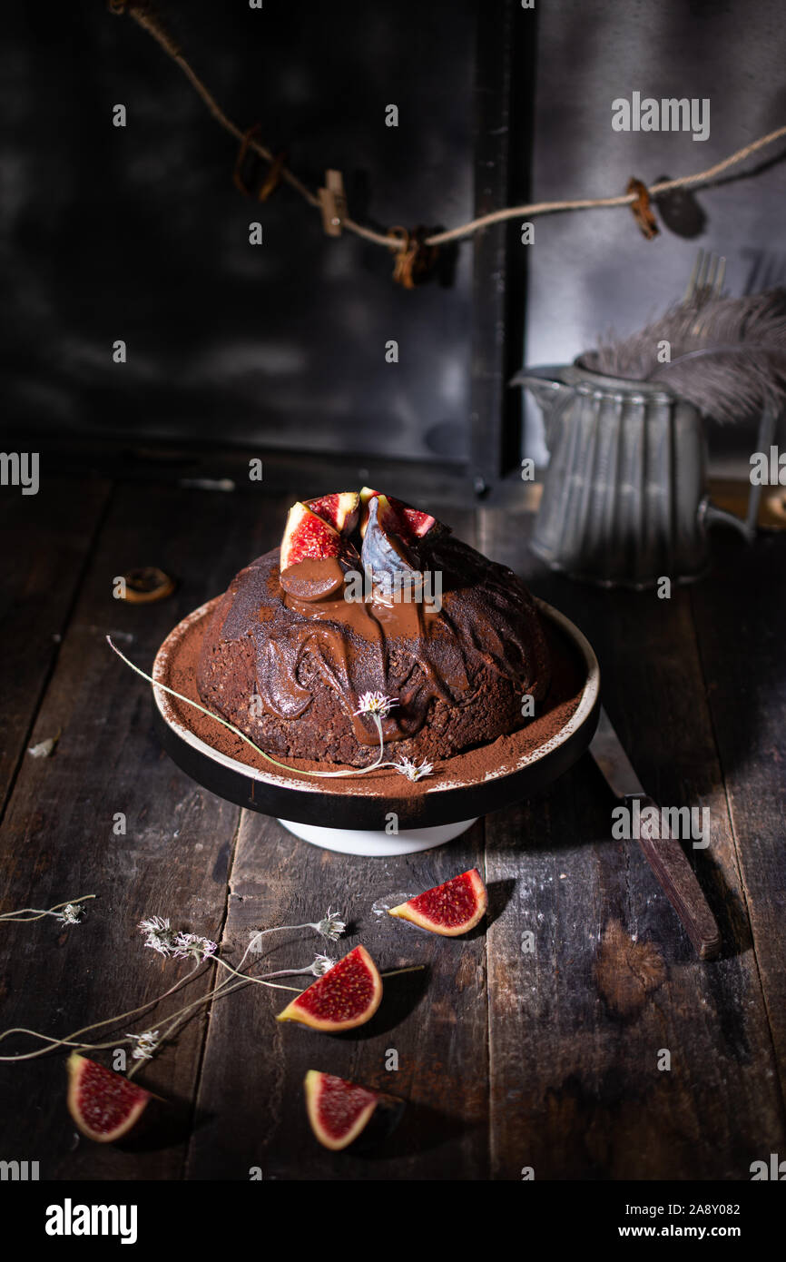 Torta al cioccolato con noci miele decorate con frutta cibo delizioso Foto Stock