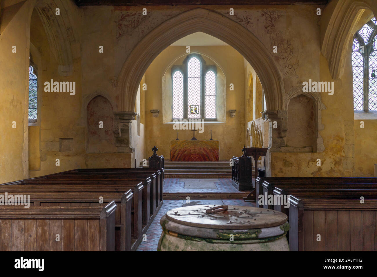 Interno della chiesa ridondante di Santa Maria Vergine nel nord di Stoke, West Sussex, ora nella cura delle Chiese conservazione fiducia, England, Regno Unito Foto Stock