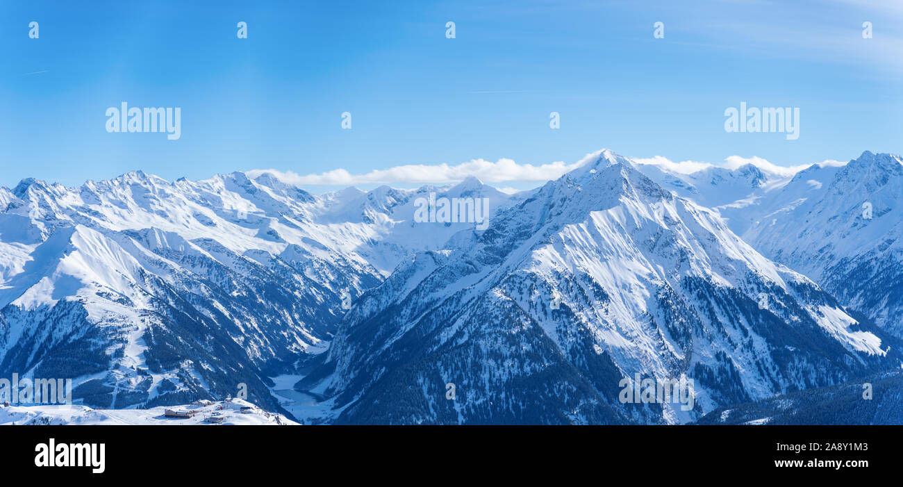 Vista panoramica delle montagne di neve nel pomeriggio Foto Stock