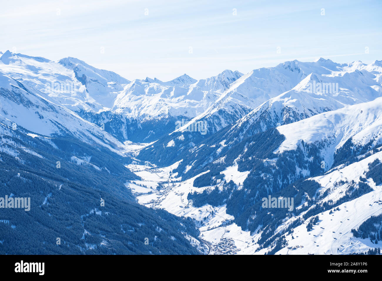 Foto del pittoresco altopiano con neve montagne e il cielo blu nel pomeriggio Foto Stock