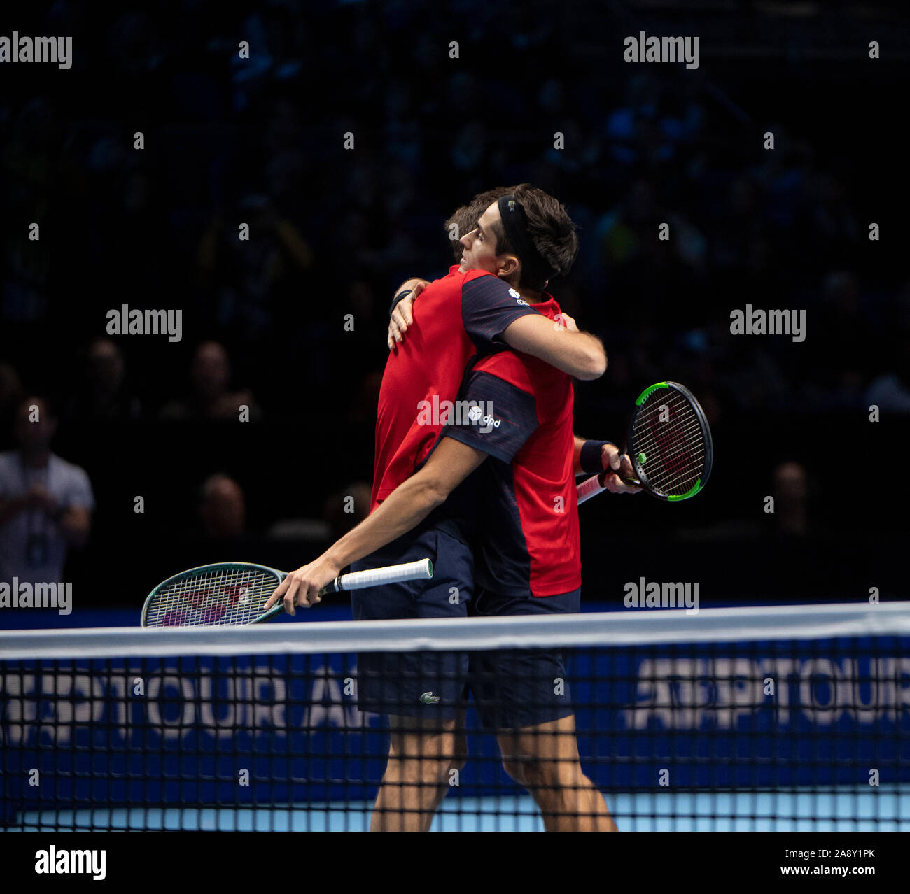 O2, Londra, Regno Unito. 11 novembre 2019. Nitto ATP Finals sera raddoppia corrispondono, Juan Sebastian Cabal (COL) & Robert Farah (COL) vs Pierre-Hugues Herbert (FRA) & Nicolas MAHUT (FRA), Herbert e Mahut celebrare vincendo 3-6, 5-7. Credito: Malcolm Park/Alamy Live News. Foto Stock