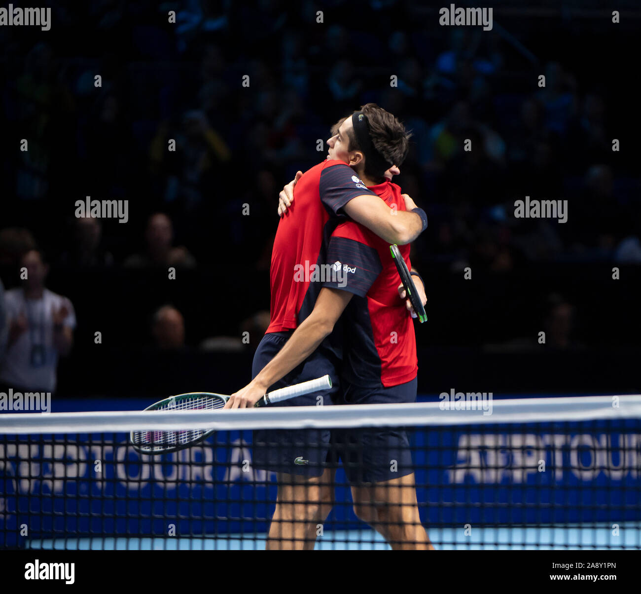 O2, Londra, Regno Unito. 11 novembre 2019. Nitto ATP Finals sera raddoppia corrispondono, Juan Sebastian Cabal (COL) & Robert Farah (COL) vs Pierre-Hugues Herbert (FRA) & Nicolas MAHUT (FRA), Herbert e Mahut celebrare vincendo 3-6, 5-7. Credito: Malcolm Park/Alamy Live News. Foto Stock