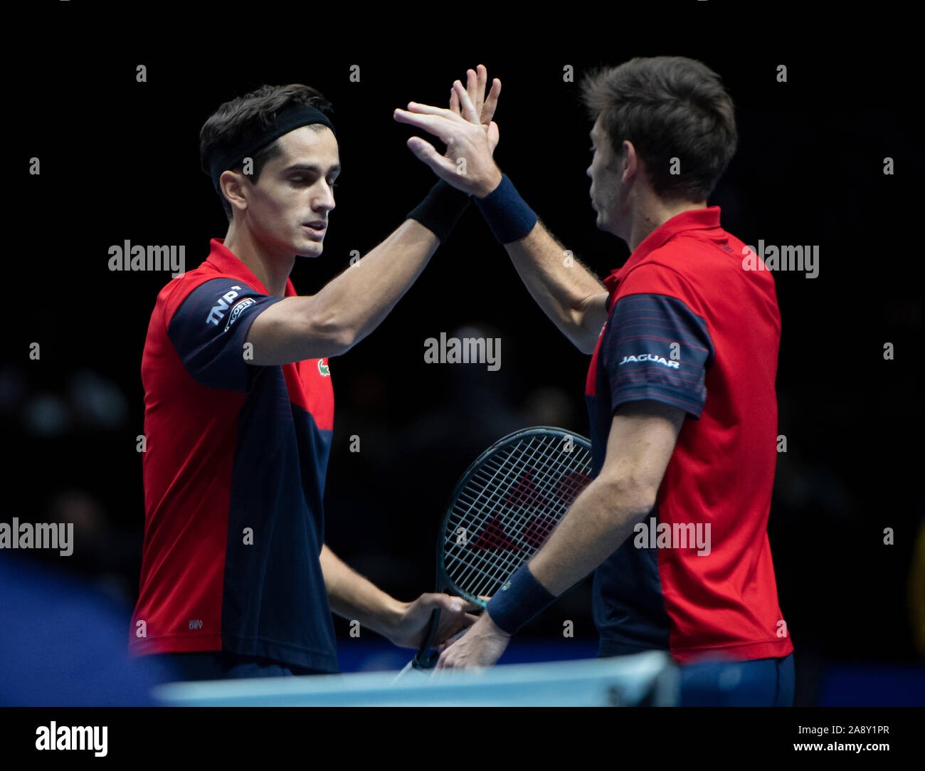 O2, Londra, Regno Unito. 11 novembre 2019. Nitto ATP Finals sera raddoppia corrispondono, Juan Sebastian Cabal (COL) & Robert Farah (COL) vs Pierre-Hugues Herbert (FRA) & Nicolas MAHUT (FRA), Herbert e Mahut celebrare vincendo 3-6, 5-7. Credito: Malcolm Park/Alamy Live News. Foto Stock