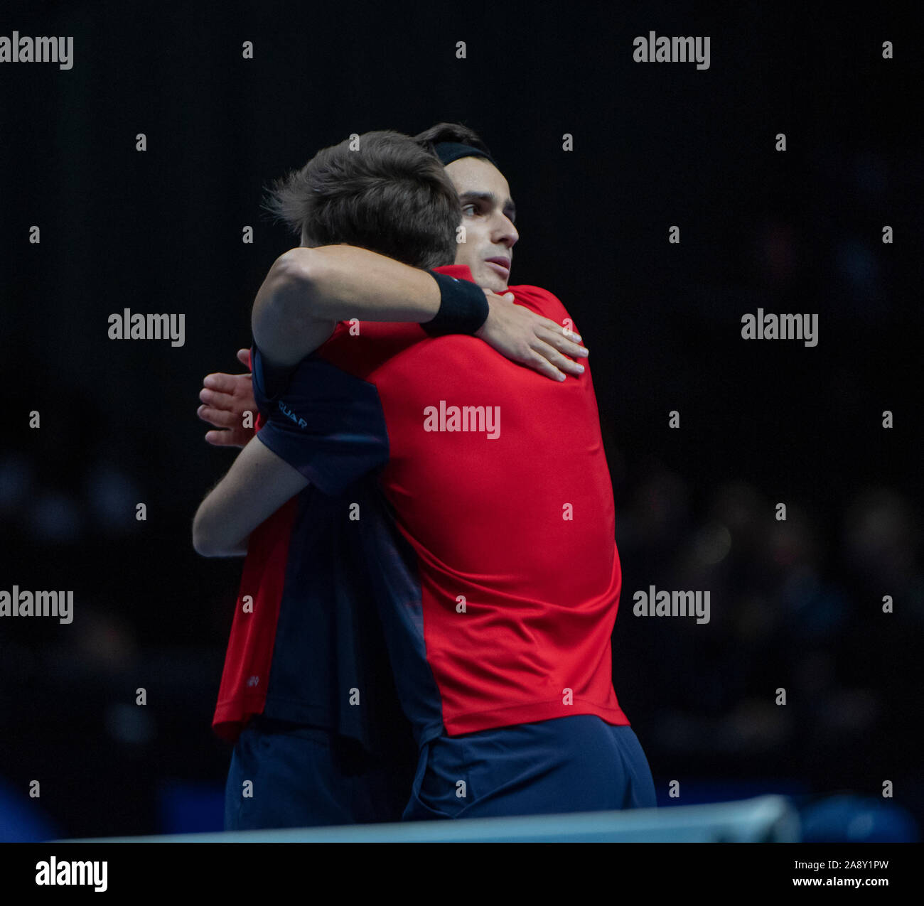 O2, Londra, Regno Unito. 11 novembre 2019. Nitto ATP Finals sera raddoppia corrispondono, Juan Sebastian Cabal (COL) & Robert Farah (COL) vs Pierre-Hugues Herbert (FRA) & Nicolas MAHUT (FRA), Herbert e Mahut celebrare vincendo 3-6, 5-7. Credito: Malcolm Park/Alamy Live News. Foto Stock