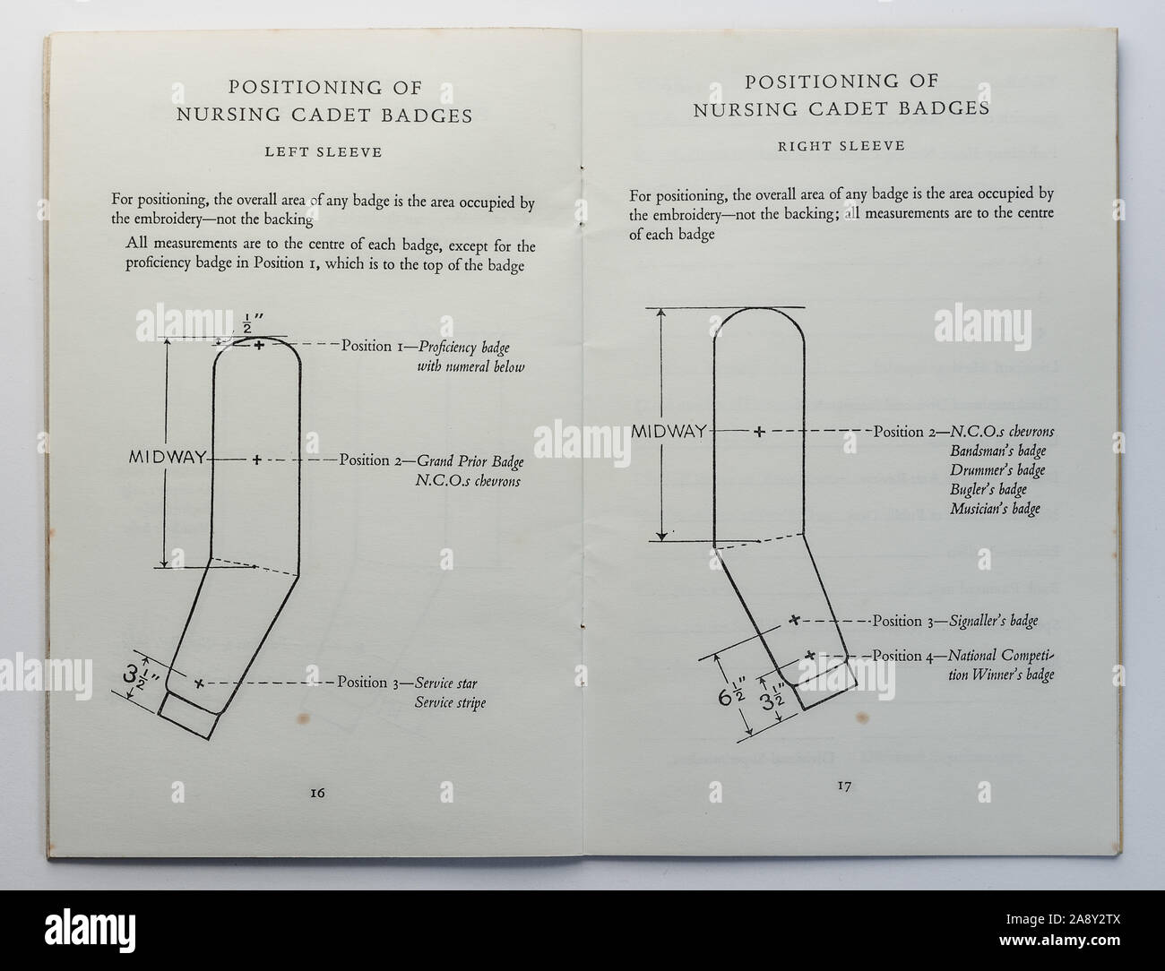 St John Ambulance Brigade cadet record book - pagina interna che mostra il posizionamento di infermieristica badge cadet Foto Stock