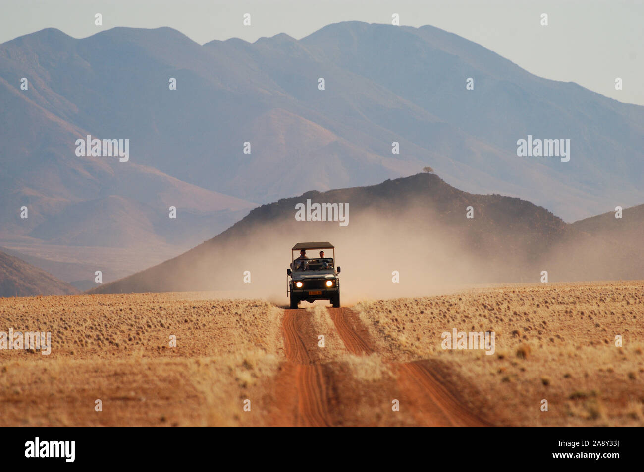 Jeep in der Landschaft Foto Stock