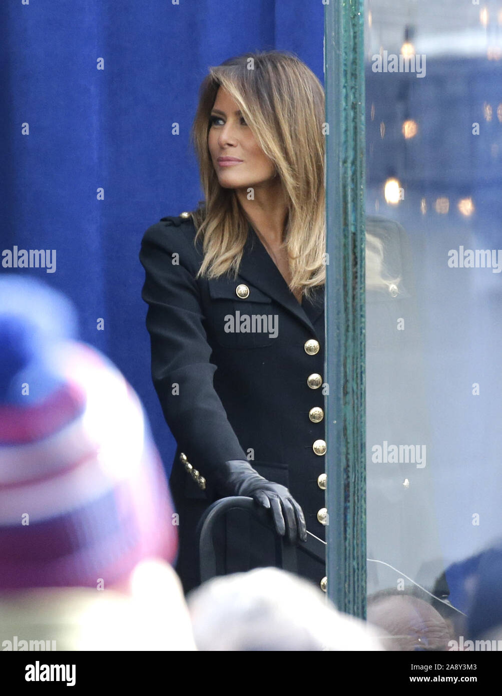 New York, Stati Uniti d'America. 11 Nov 2019. La First Lady Melania Trump esce con il presidente Donald Trump dopo che egli offre commento prima di una corona che stabilisce durante la cerimonia di apertura della centesima annuale di New York City veterani parata del giorno di lunedì, 11 novembre 2019 a New York City. La città di New York i veterani parata del giorno è un non-partigiano, non-evento politico per onorare il servizio dei veterinari e salutate attualmente servendo militare, soprannominato 'il più grande commemorazione al servizio della nazione". Credito: UPI/Alamy Live News Foto Stock