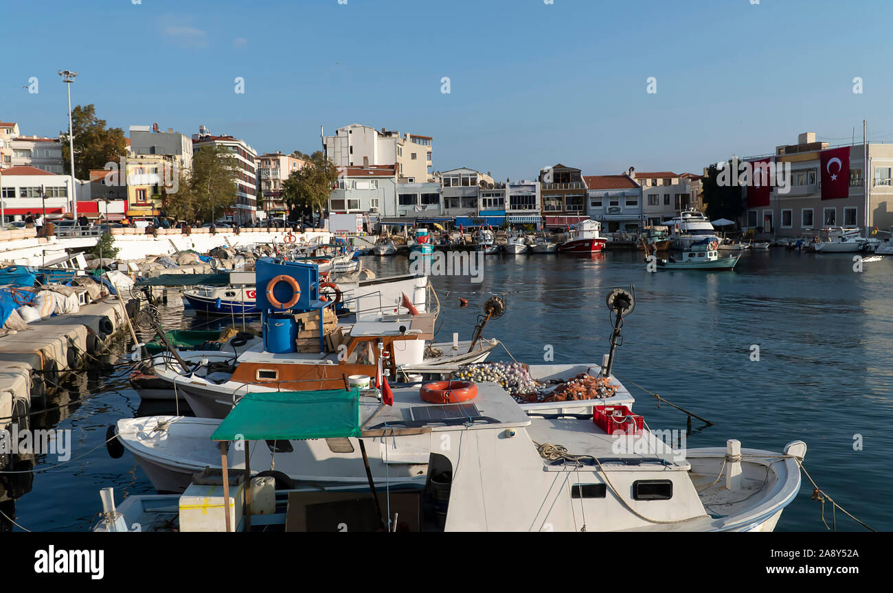 La vista del porto di Gallipoli, Canakkale, Turchia. Piccole barche da pesca in attesa presso la porta. Foto Stock