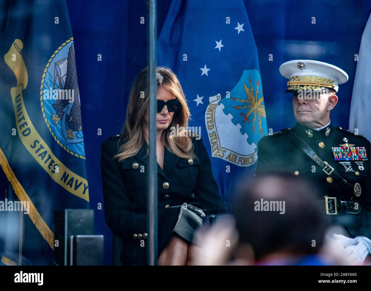 New York, Stati Uniti d'America, 11 novembre 2019. Noi prima signora Melania Trump si siede accanto al personale militare come suo marito presidente Donald Trump offre un indirizzo dietro il vetro a prova di proiettile prima dell'inizio dei veterani del giorno Parade di New York City. Credito: Enrique Shore/Alamy Live News Foto Stock